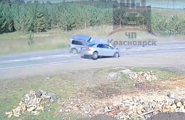 Авария на трассе в Красноярском крае: 86-летний водитель внедорожника не справился с управлением 