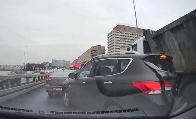 Водитель самосвала устроил массовое ДТП на Малоохтинском мосту в Санкт-Петербурге 