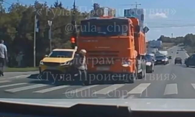 КАМАЗ переехал 70-летнюю женщину на улице Оборонной в Туле