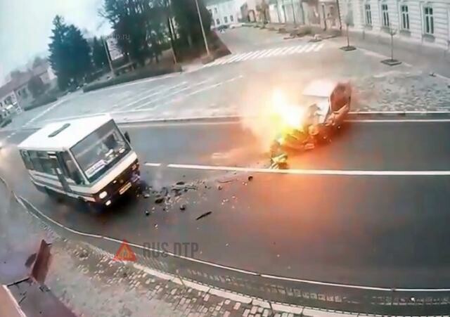 BMW загорелся от столкновения с автобусом в Городке