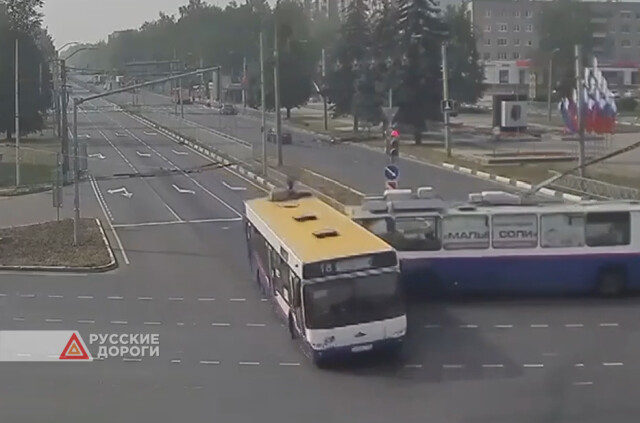 Троллейбус и автобус столкнулись на перекрестке в Ярославле