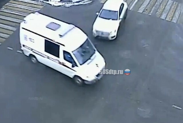 ДТП со скорой на перекрестке в Москве запечатлела камера