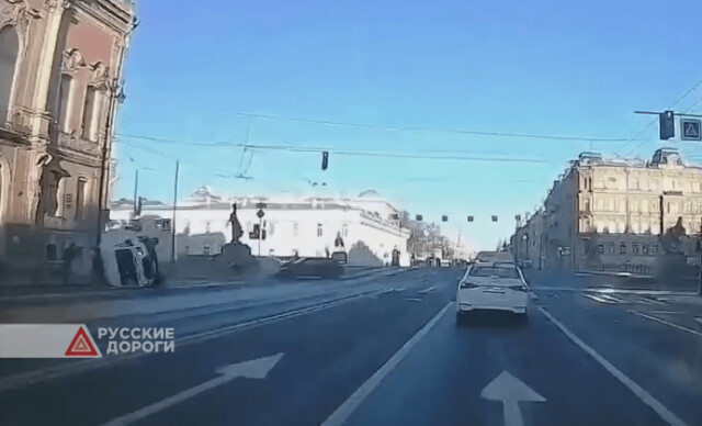 Фургон опрокинулся на Невском проспекте в Санкт-Петербурге