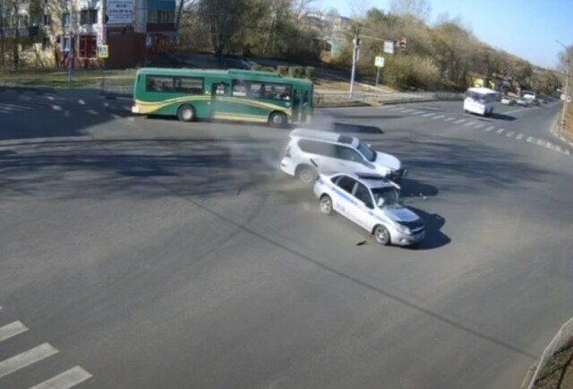 Полицейская машина столкнулась с внедорожником на перекрестке в Белогорске