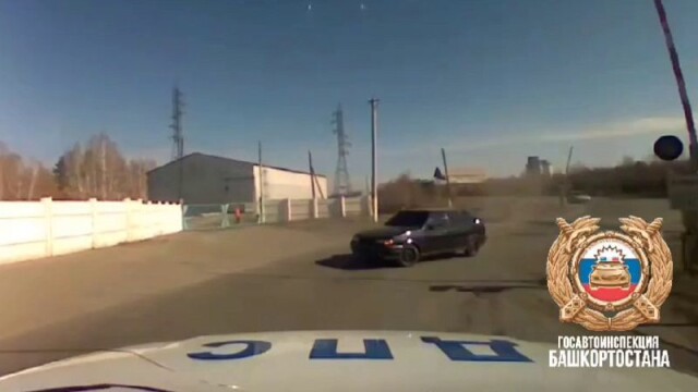В Башкирии пьяный водитель пытался скрыться от полиции, попал в ДТП и заперся в машине