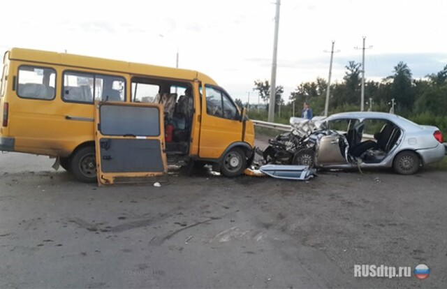 В Уфе лоб в лоб столкнулись маршрутка и легковой автомобиль 