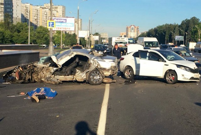 BMW разорвало на части в результате ДТП на Кутузовском проспекте 