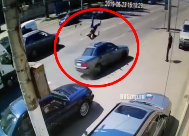 В Одессе автомобиль сбил пешехода и врезался в столб. ВИДЕО