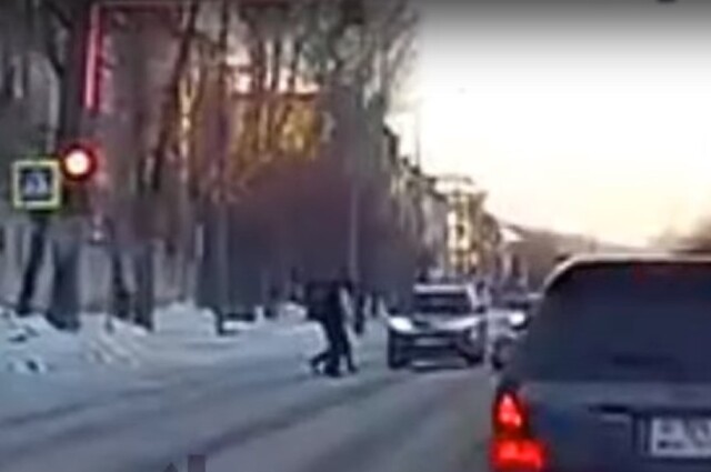В Красноярске внедорожник проехал на красный и сбил пешехода