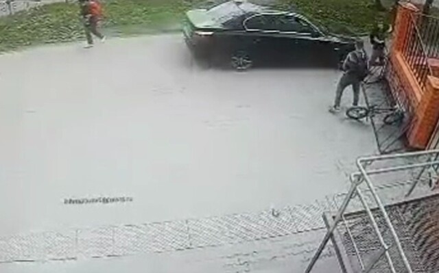 В Мытищах BMW выехал на тротуар и сбил несколько человек — момент наезда попал на видео