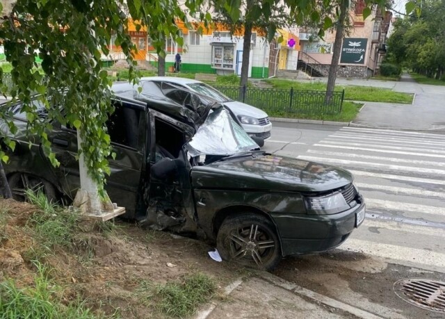 «Самостоятельно вышли из машины»: ВАЗ-2112 врезался в столб в Асбесте 