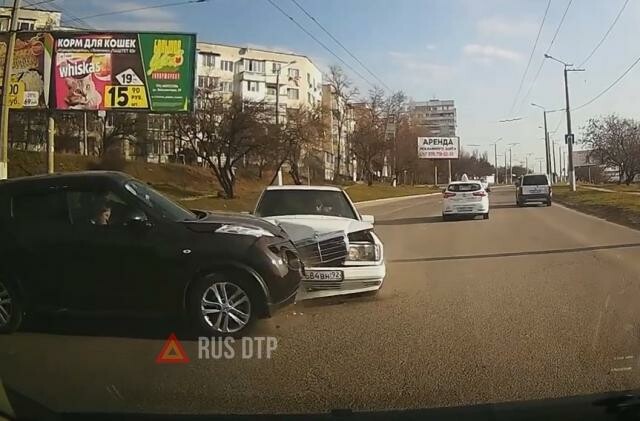 Жесткое ДТП на перекрестке в Севастополе