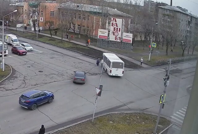 В Красноярске автобус сбил пожилую женщину