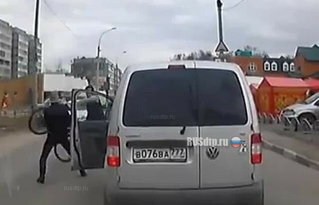 В Обнинске неадекватный велосипедист напал на водителя