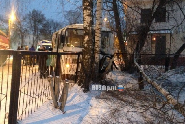 В Ивановской области автобус врезался в дерево. Один человек погиб и 12 пострадали 