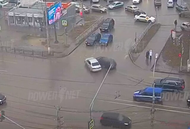В Волгограде водитель хотел проскочить перекресток на желтый и попал в ДТП 
