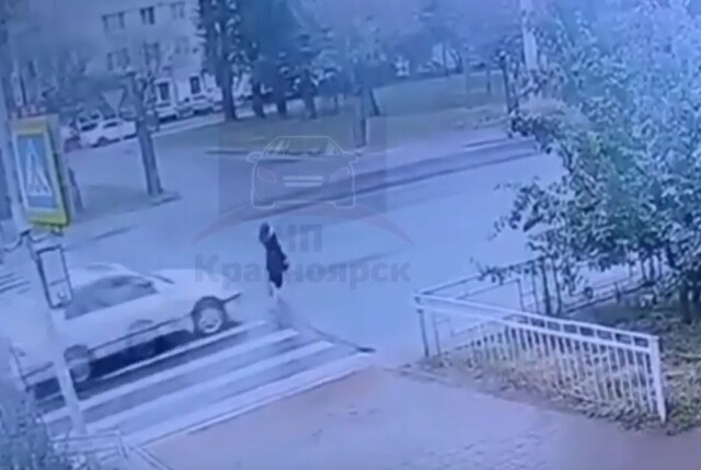 Школьница попала под колеса автомобиля в Красноярске