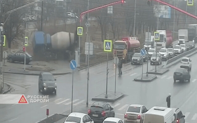 В Волгограде у бетономешалки отказали тормоза