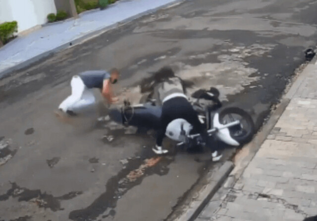 Девушка отбила мотоцикл у грабителя
