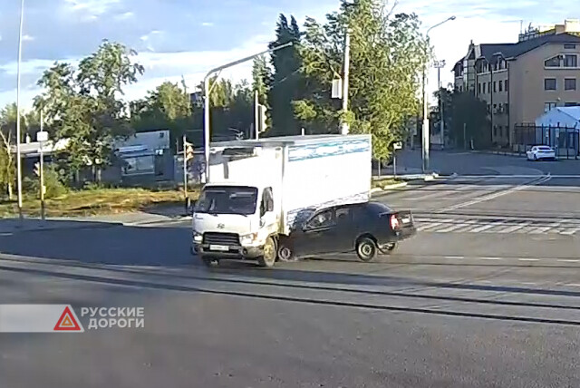 Hyundai Accent протаранил фургон на шоссе Авиаторов в Волгограде
