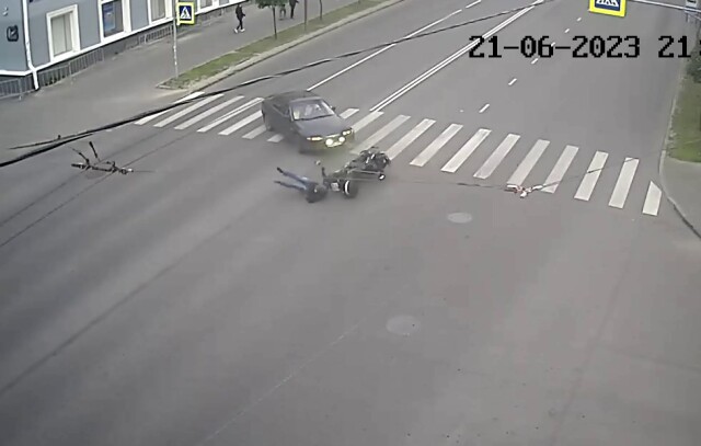 Авария в Петрозаводске: водитель «Мазды» хотел развернуться на пешеходном переходе и столкнулся с мотоциклом