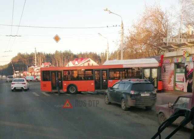 Женщина-водитель погибла под колесами своего автобуса 