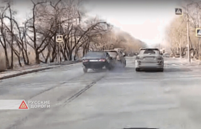 В Красноярске водитель «Лады» не успел затормозить и врезался в иномарку