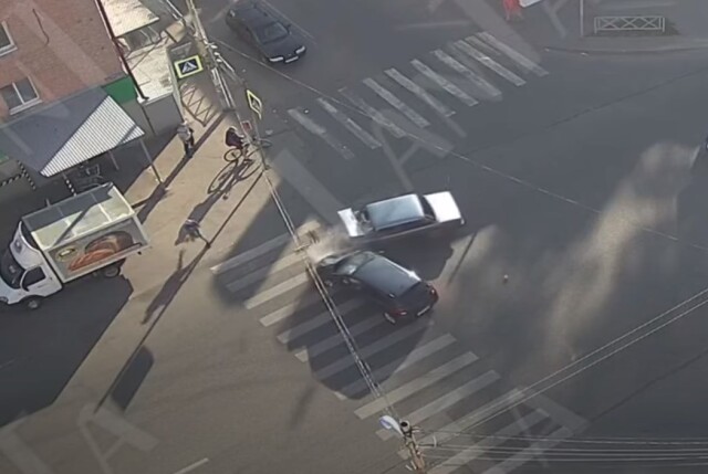 Столкновение на перекрестке в Тамбове: водитель иномарки не пропустил «Жигули»