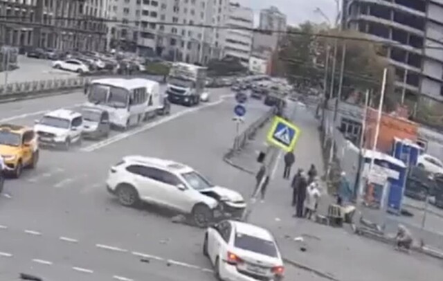Автомобиль едва не вылетел на тротуар в результате ДТП в Екатеринбурге