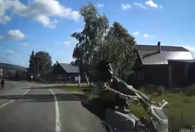 Под Екатеринбургом подросток на питбайке врезался во встречный автомобиль 