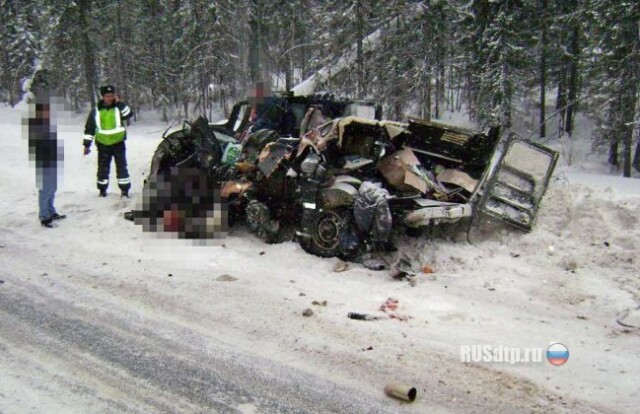 Водитель и пассажир УАЗа погибли в страшном ДТП на трассе «Кола» 