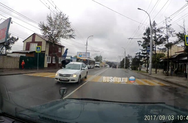 В Иркутске девушка сбила пешехода. Видео