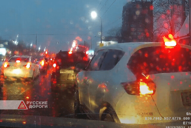 Toyota Corolla и Nissan Juke не поделили полосу в Ярославле