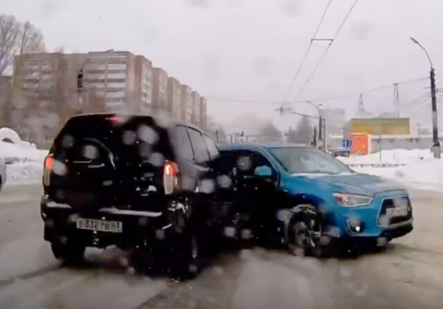 В Кирове водитель автомобиля Mitsubishi ASX пытался проскочить перед встречной «Нивой» 