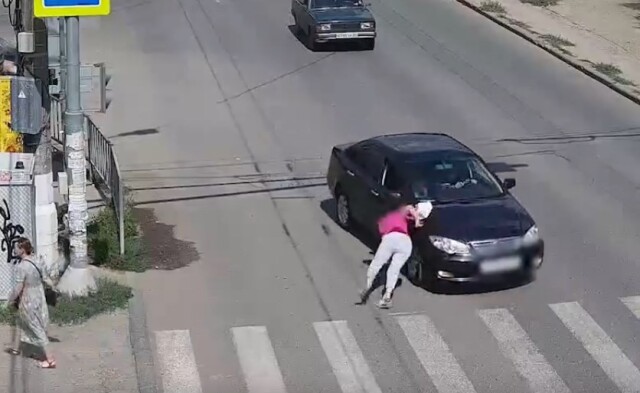 Не заметил и сбил: пенсионерка пострадала в результате наезда автомобиля в Волгограде