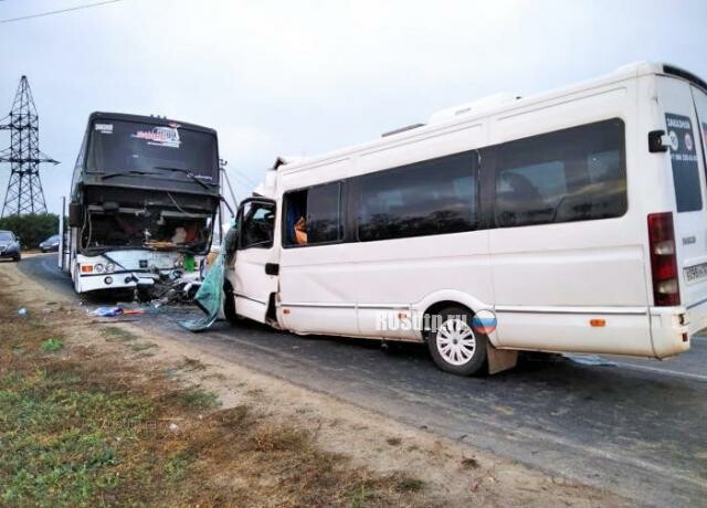Два автобуса лоб в лоб столкнулись под Анапой 
