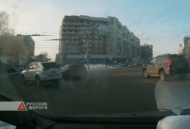 Lexus и Hyundai Getz столкнулись на перекрестке в Новосибирске