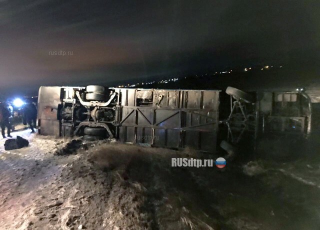 Автобус опрокинулся в кювет в Тульской области 