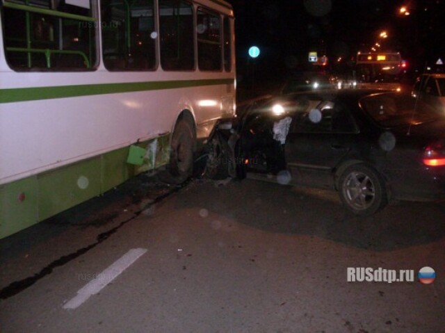 Пьяный водитель на иномарке врезался в автобус 