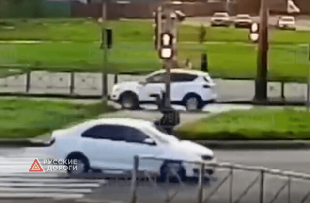 Пешеход попал под колеса машины в Петербурге