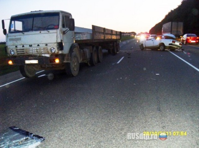 Не заметил стоящий КАМАЗ 