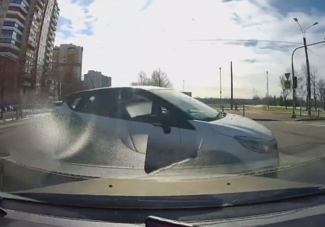 «Закончил аренду»: в Петербурге водитель каршерингового автомобиля не успел повернуть налево и попал в ДТП 