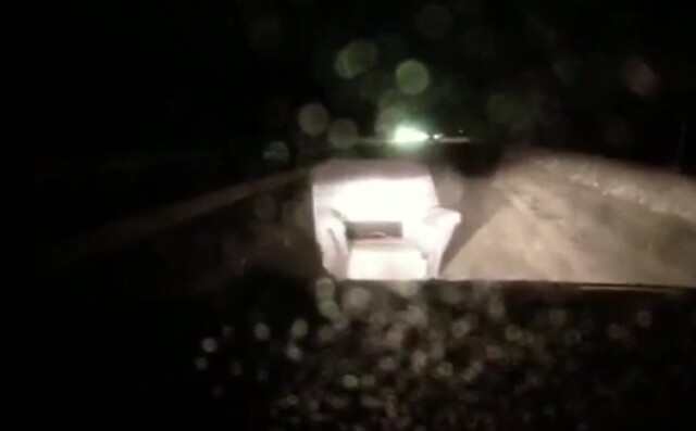 Автомобиль наехал на мягкое кресло на трассе в Мурманской области