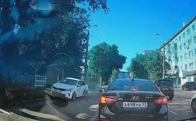 В Иванове водитель легкового автомобиля выезжал со второстепенной и не пропустил такси 