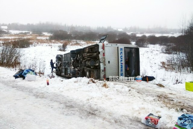 В Псковской области перевернулся туристический автобус. Пострадали 6 человек 