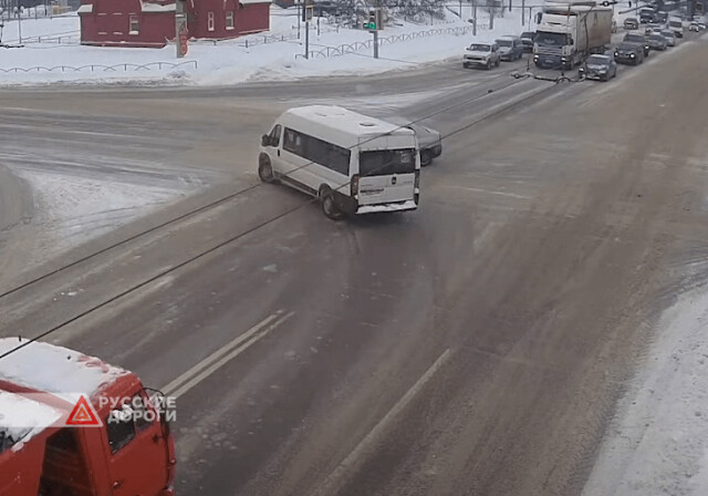 Микроавтобус и легковой автомобиль не поделили перекресток в Рязани