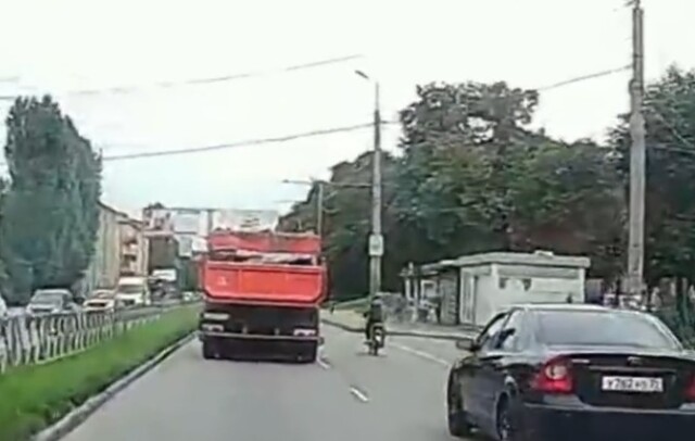 Водитель КамАЗа снес мопедиста на одной из улиц Тольятти 