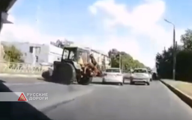 Авария с участием трактора в Новомосковске 