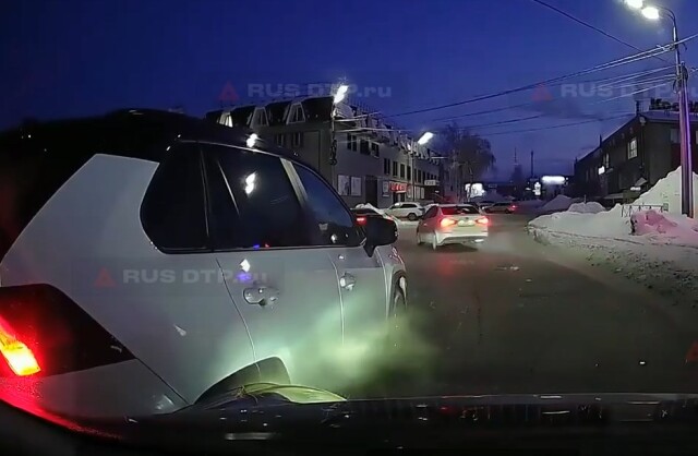 В Чебоксарах обидчивый водитель «Тойоты» спровоцировал аварию 