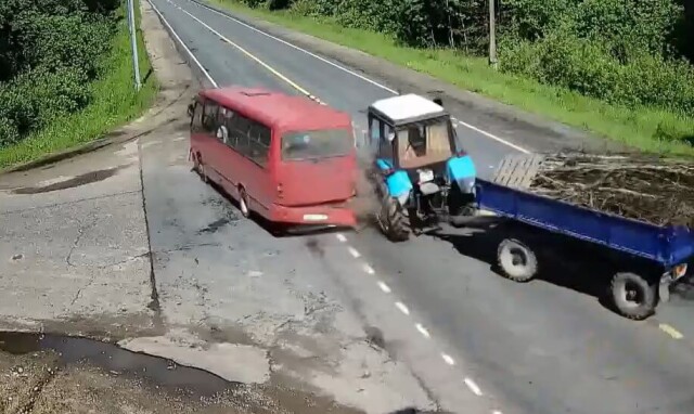 «Обгонял через сплошную»: автобус столкнулся с трактором в Ивановской области 